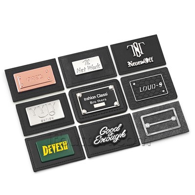 Parche de cuero negro con etiqueta de metal