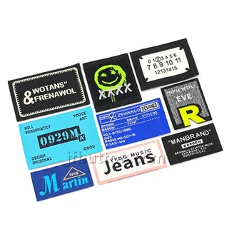 Etiquetas de etiquetas de ropa tejida doblada