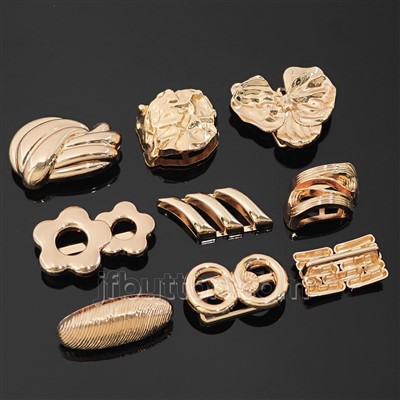 Detalle de metal para vestido largo ajustado